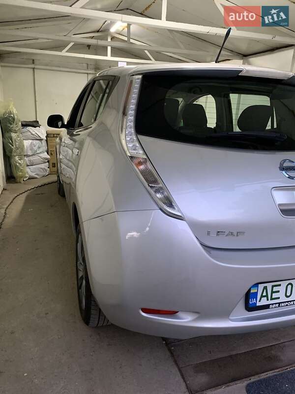 Хетчбек Nissan Leaf 2014 в Дніпрі