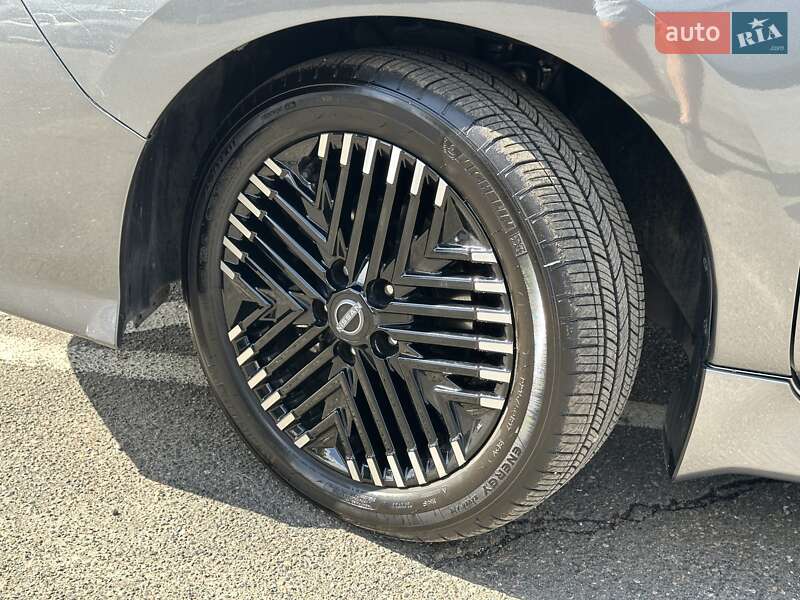 Хетчбек Nissan Leaf 2024 в Києві