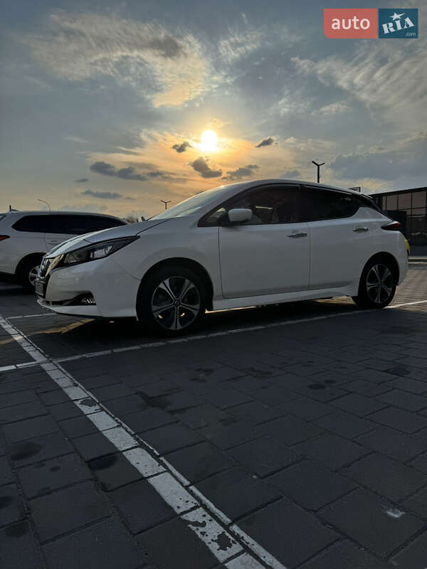 Хэтчбек Nissan Leaf 2021 в 