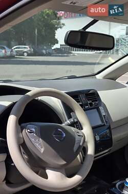 Хэтчбек Nissan Leaf 2011 в 