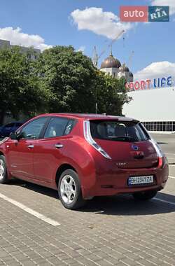 Хэтчбек Nissan Leaf 2011 в 