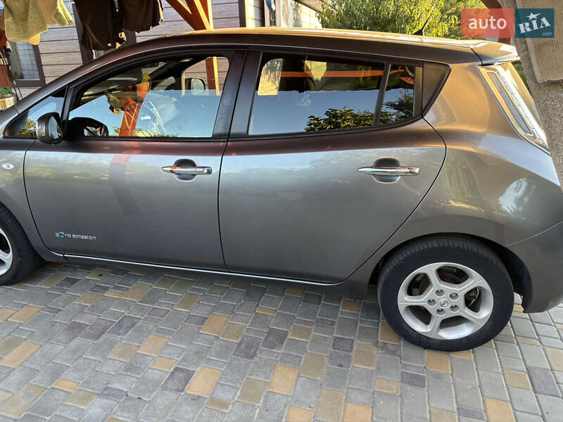 Хетчбек Nissan Leaf 2016 в Дніпрі