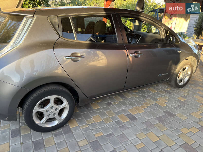 Хетчбек Nissan Leaf 2016 в Дніпрі