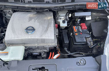 Хэтчбек Nissan Leaf 2014 в 