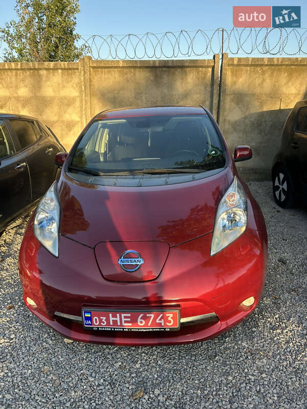 Хэтчбек Nissan Leaf 2013 в 