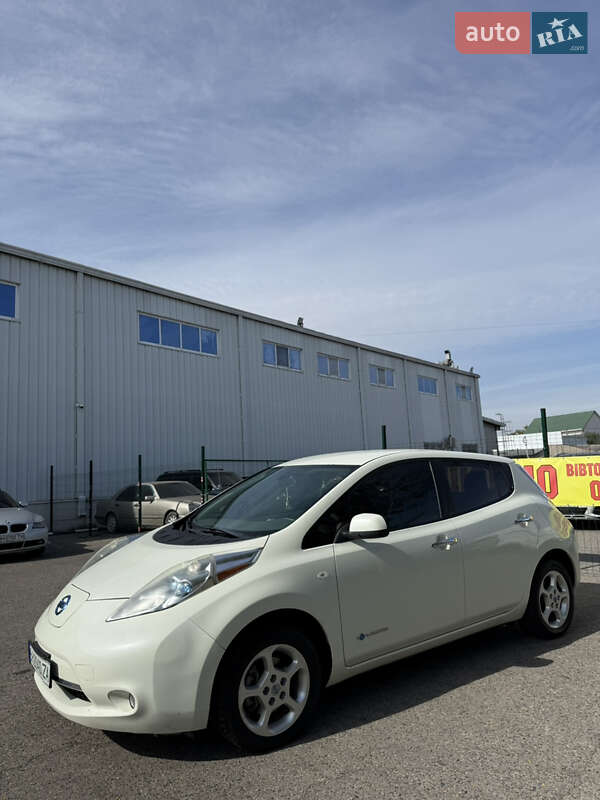 Хэтчбек Nissan Leaf 2011 в Измаиле