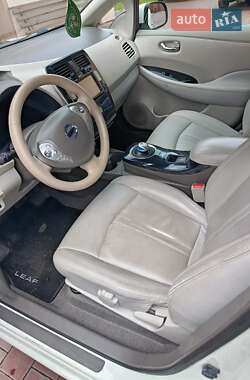 Хэтчбек Nissan Leaf 2012 в 