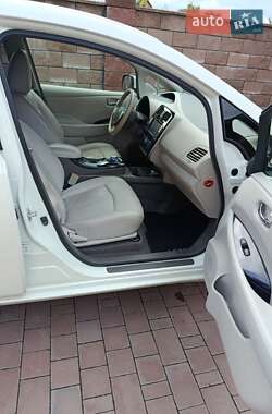 Хэтчбек Nissan Leaf 2012 в 
