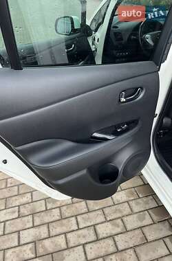 Хетчбек Nissan Leaf 2015 в  фото 18 Хетчбек Nissan Leaf 2015 в