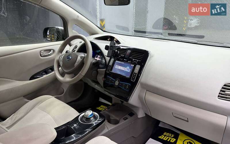 Хетчбек Nissan Leaf 2013 в Чернівцях