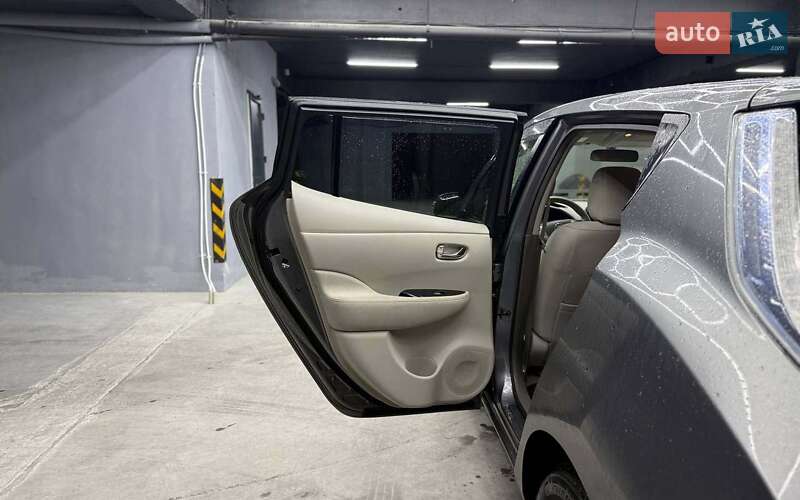 Хетчбек Nissan Leaf 2013 в Чернівцях