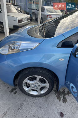 Хэтчбек Nissan Leaf 2011 в 