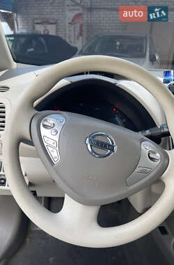 Хэтчбек Nissan Leaf 2011 в 