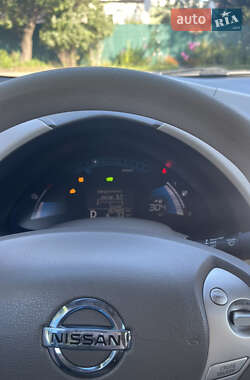 Хэтчбек Nissan Leaf 2011 в 