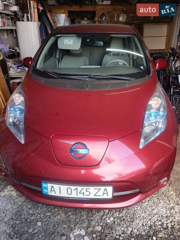 Хетчбек Nissan Leaf 2012 в  фото Хетчбек Nissan Leaf 2012 в