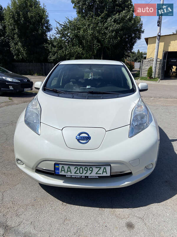 Хетчбек Nissan Leaf 2015 в 