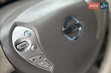 Хэтчбек Nissan Leaf 2012 в 