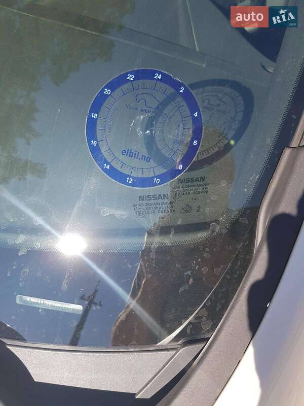 Хетчбек Nissan Leaf 2014 в Дніпрі