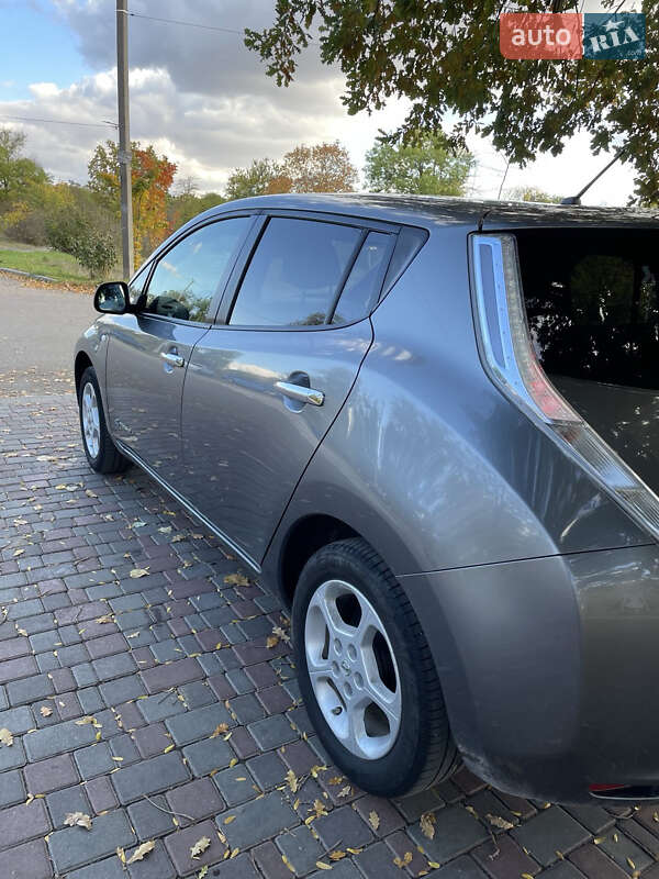 Хэтчбек Nissan Leaf 2015 в Кропивницком