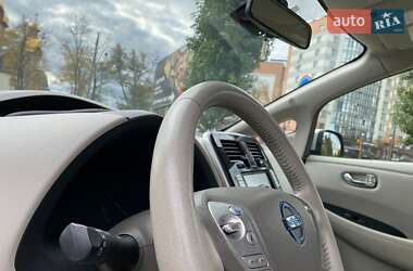 Хэтчбек Nissan Leaf 2012 в 