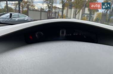 Хэтчбек Nissan Leaf 2012 в 