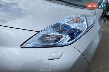 Хэтчбек Nissan Leaf 2012 в 