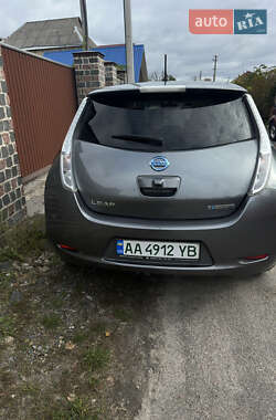 Хетчбек Nissan Leaf 2015 в  фото 5 Хетчбек Nissan Leaf 2015 в