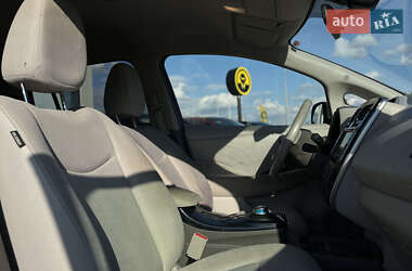 Хэтчбек Nissan Leaf 2012 в 