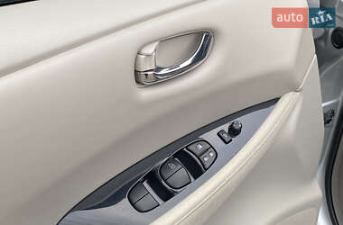 Хэтчбек Nissan Leaf 2011 в 