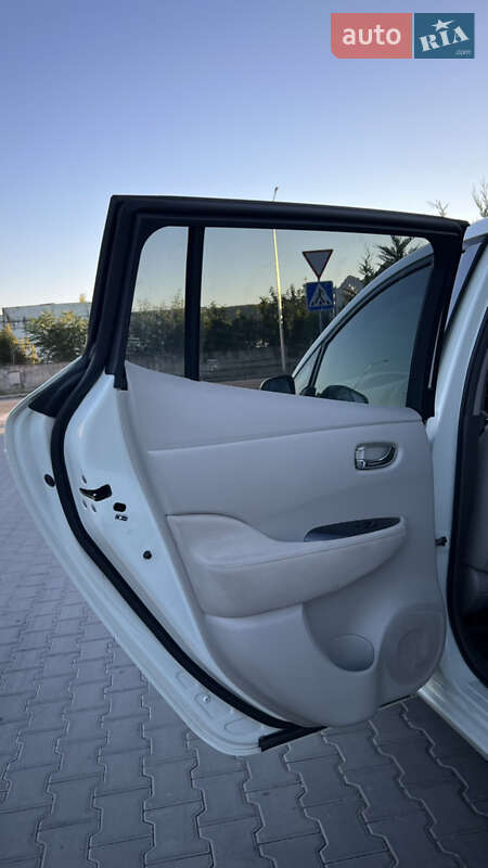 Хэтчбек Nissan Leaf 2011 в Могилев-Подольске