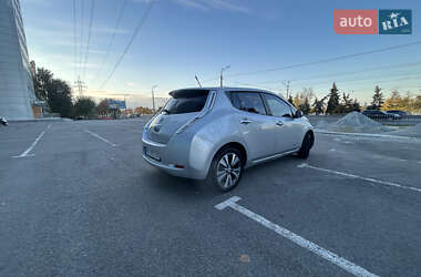 Хэтчбек Nissan Leaf 2013 в 