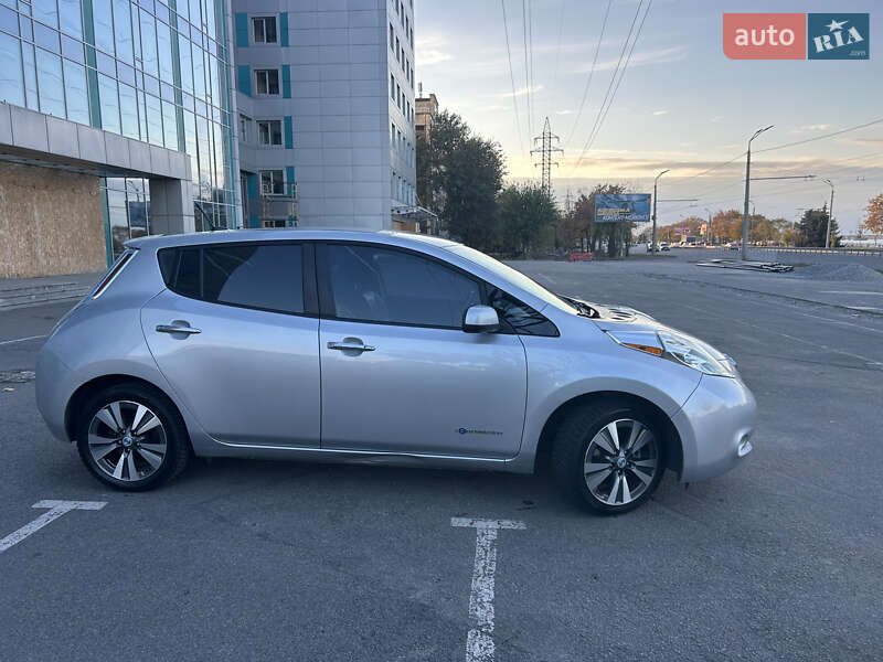 Хэтчбек Nissan Leaf 2013 в Днепре