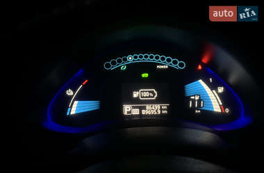 Хэтчбек Nissan Leaf 2013 в 