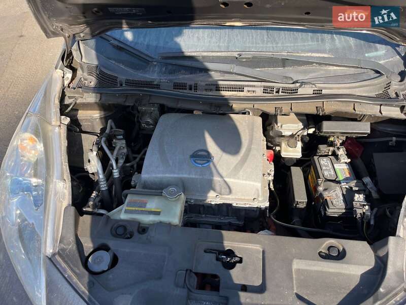 Хэтчбек Nissan Leaf 2013 в Днепре