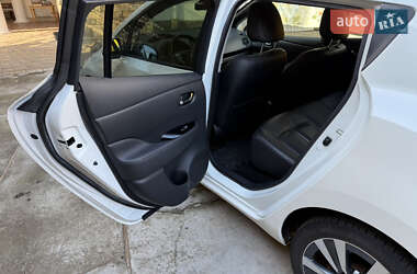 Хэтчбек Nissan Leaf 2013 в 