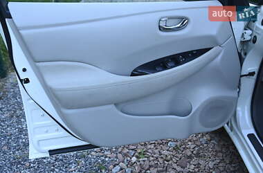 Хэтчбек Nissan Leaf 2011 в 