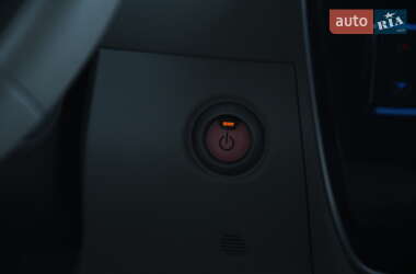 Хэтчбек Nissan Leaf 2011 в 