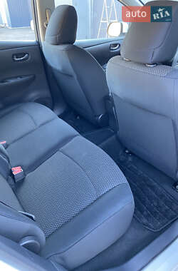 Хетчбек Nissan Leaf 2015 в  фото 11 Хетчбек Nissan Leaf 2015 в