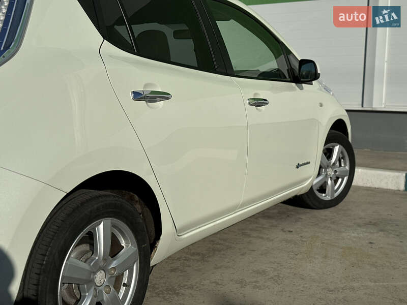 Хэтчбек Nissan Leaf 2012 в Александрие