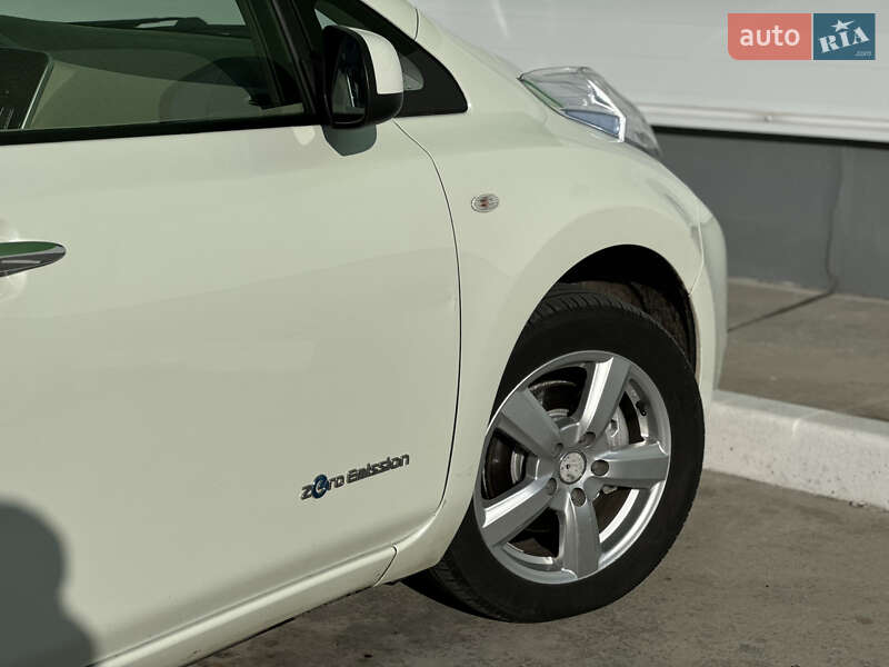 Хэтчбек Nissan Leaf 2012 в Александрие