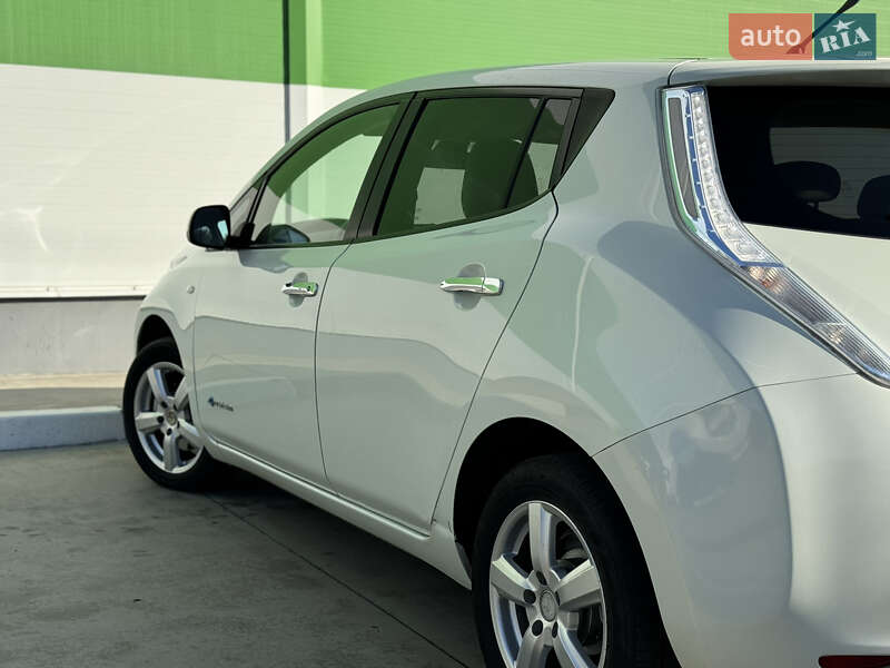 Хэтчбек Nissan Leaf 2012 в Александрие