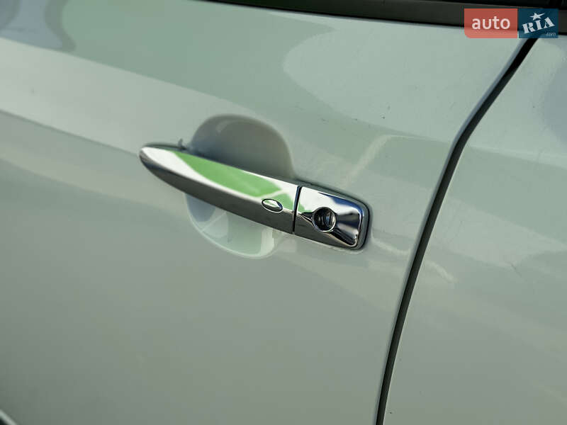 Хэтчбек Nissan Leaf 2012 в Александрие