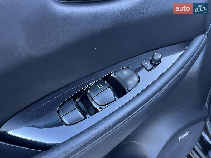 Хетчбек Nissan Leaf 2015 в Володимирі