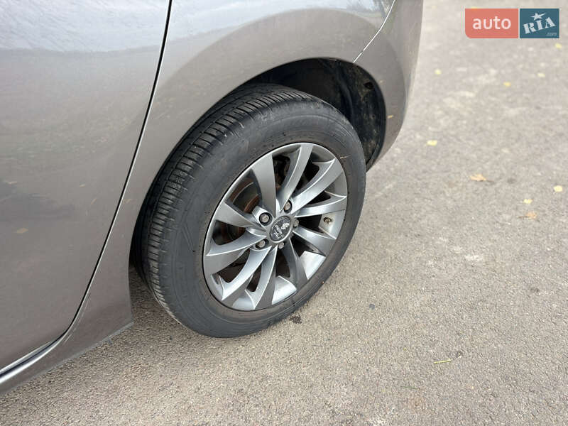 Хэтчбек Nissan Leaf 2014 в Владимире