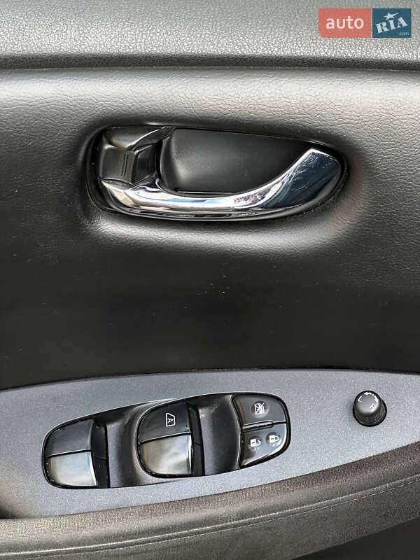 Хэтчбек Nissan Leaf 2015 в Одессе