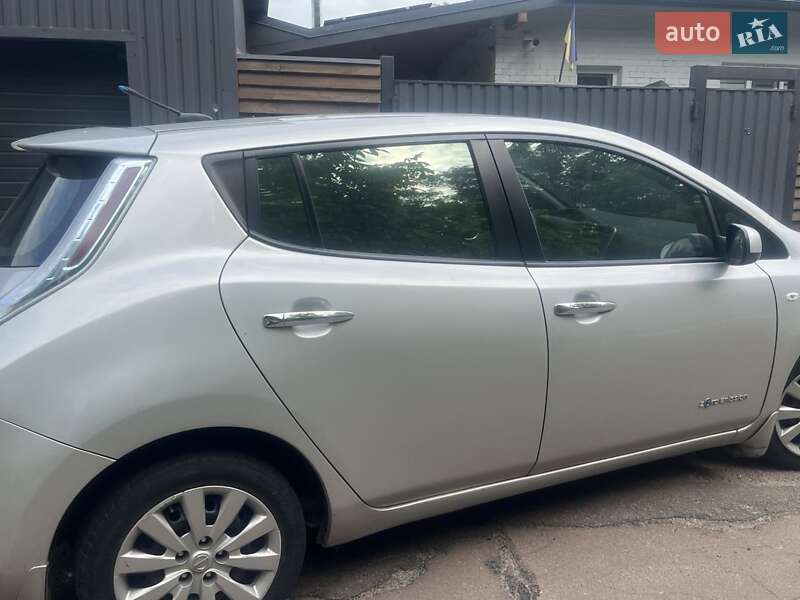 Хэтчбек Nissan Leaf 2014 в Чернигове