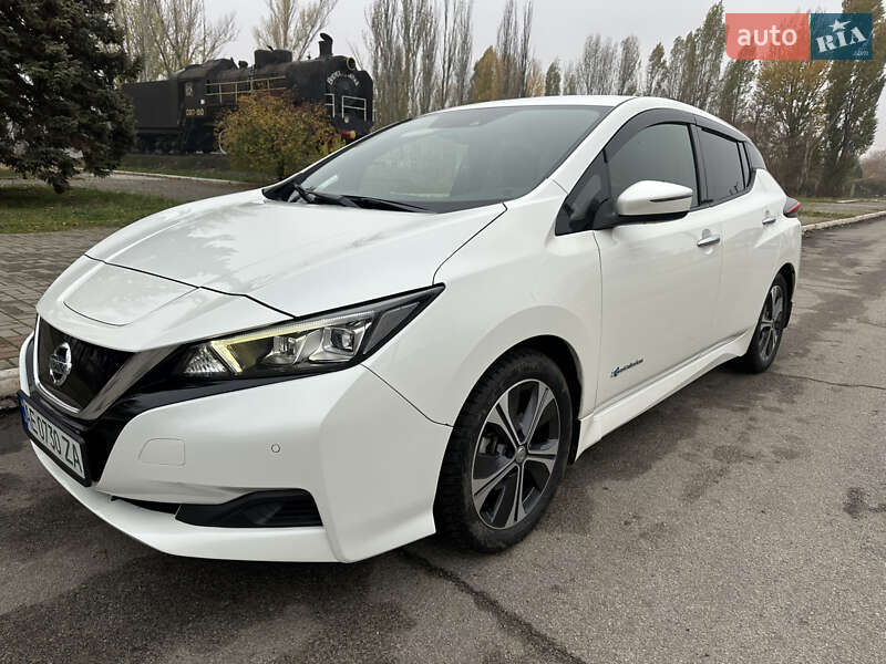 Хетчбек Nissan Leaf 2018 в Дніпрі
