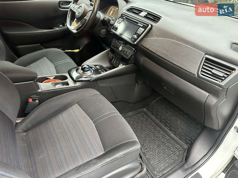 Хетчбек Nissan Leaf 2018 в Дніпрі