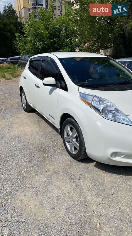 Хэтчбек Nissan Leaf 2015 в Каменец-Подольском