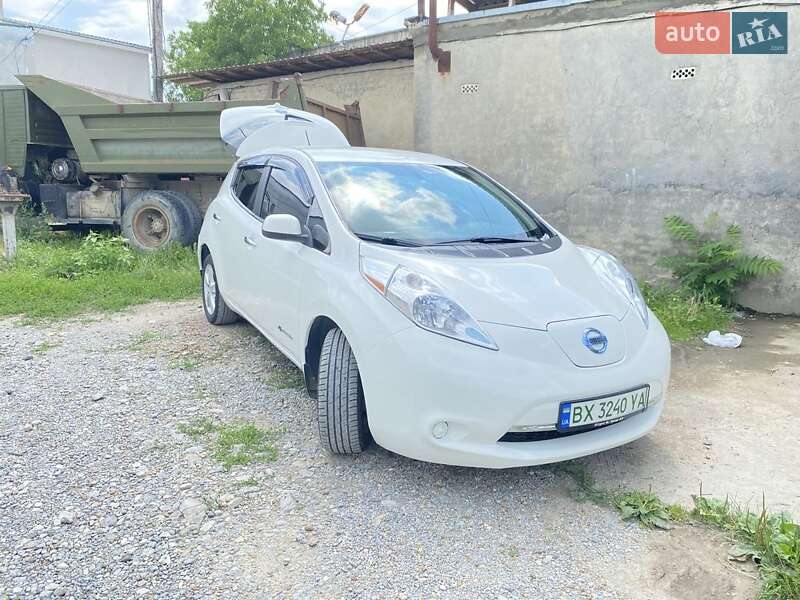 Хэтчбек Nissan Leaf 2015 в Каменец-Подольском